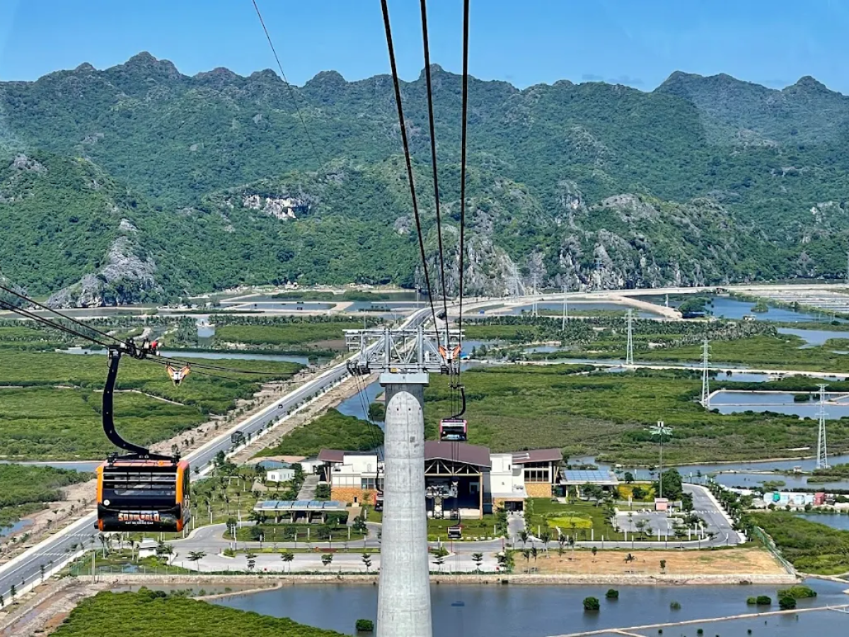 Trải nghiệm cáp treo ngắm toàn cảnh Cát Bà. Trải nghiệm cáp treo ngắm toàn cảnh Cát Bà.
