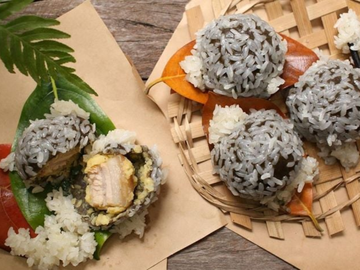 Xôi khúc được tạo hình các viên nhỏ vừa ăn. Xôi khúc được tạo hình các viên nhỏ vừa ăn.