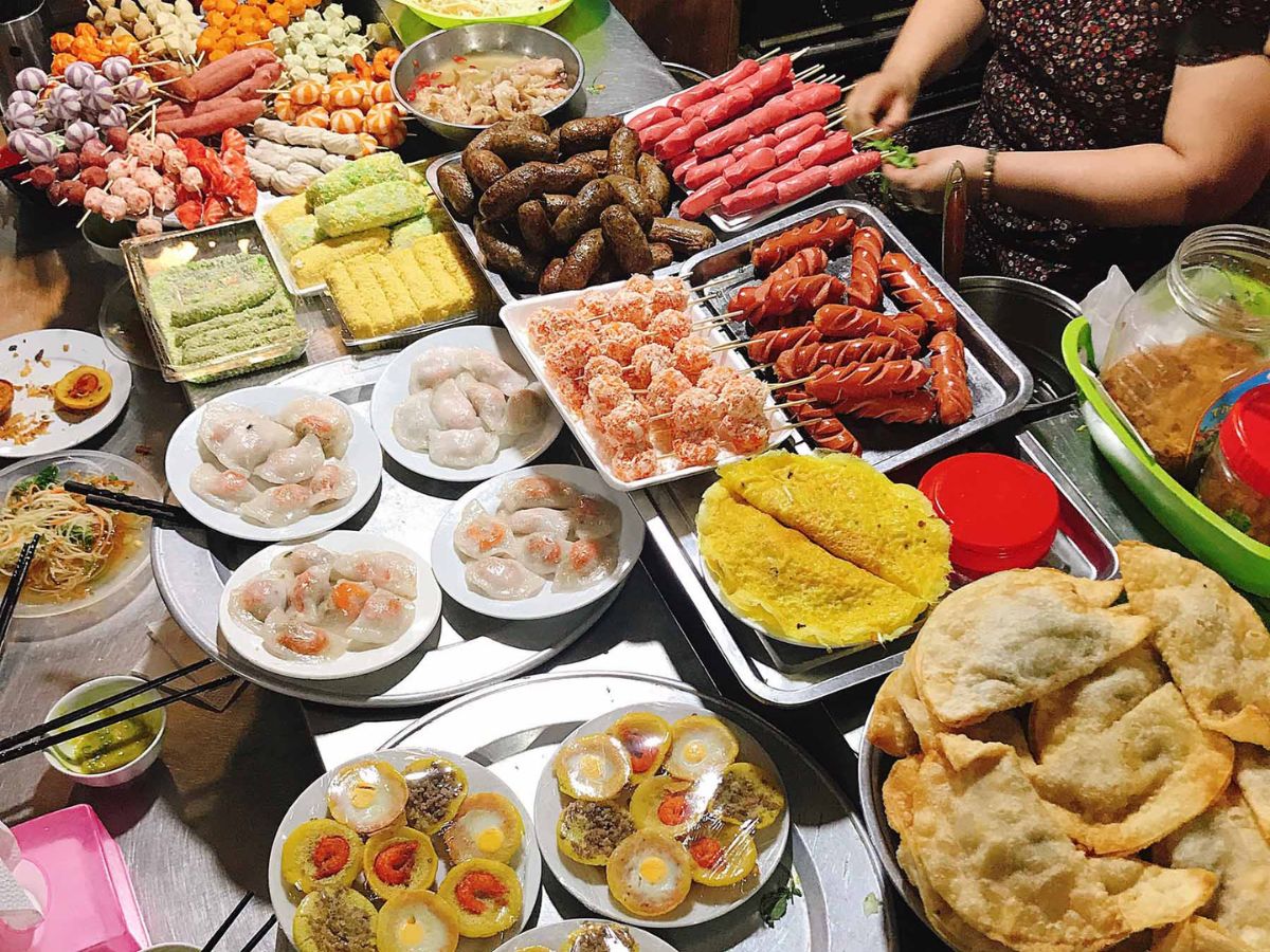 Thưởng thức đa dạng món ăn tại chợ ăn vặt Hải Phòng. Thưởng thức đa dạng món ăn tại chợ ăn vặt Hải Phòng.