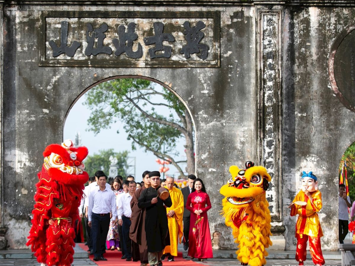 Lễ hội Côn Sơn - Kiếp Bạc thu hút đông đảo người dân Hải Phòng. Lễ hội Côn Sơn - Kiếp Bạc thu hút đông đảo người dân Hải Phòng.