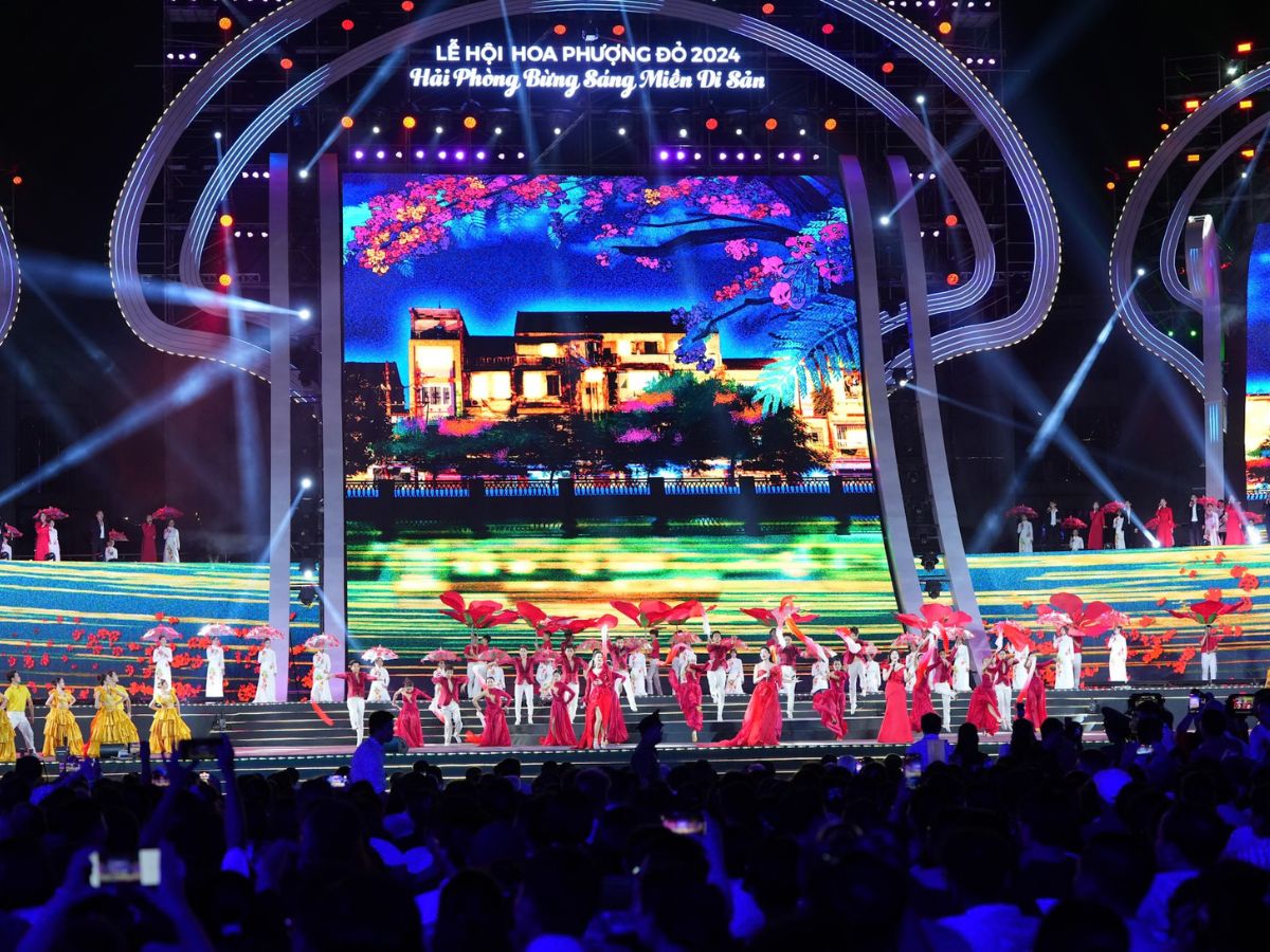 Lễ hội Hoa Phượng Đỏ Hải Phòng thu hút đông đảo du khách. Lễ hội Hoa Phượng Đỏ Hải Phòng thu hút đông đảo du khách.