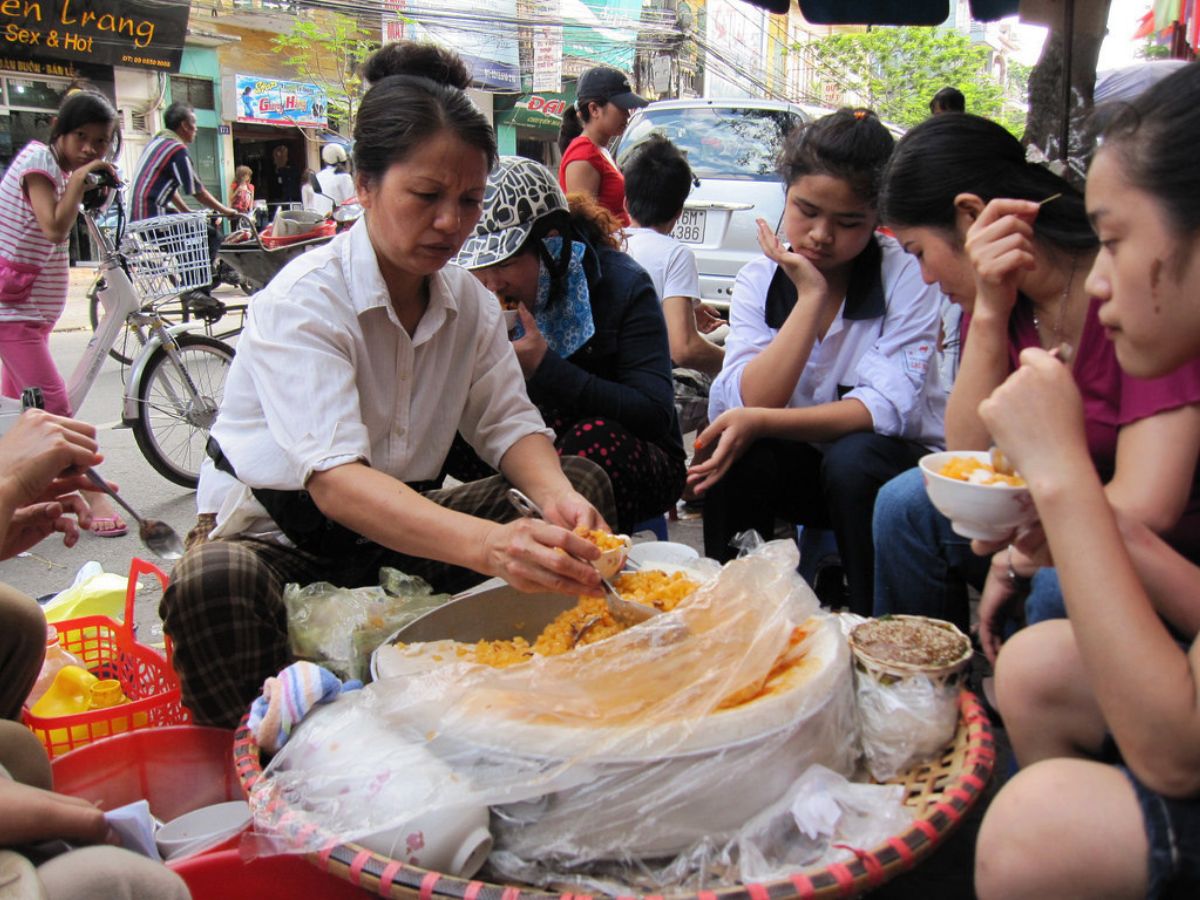 Quán bánh đúc tàu cô Chuyền được du khách yêu thích. Quán bánh đúc tàu cô Chuyền được du khách yêu thích.