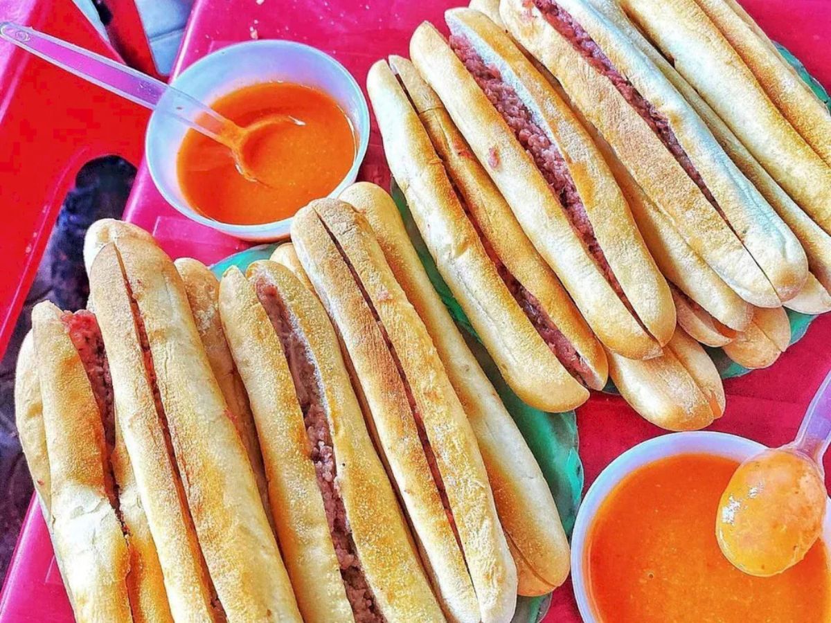 Bánh mì cay Hải Phòng là món ăn vặt hấp dẫn.