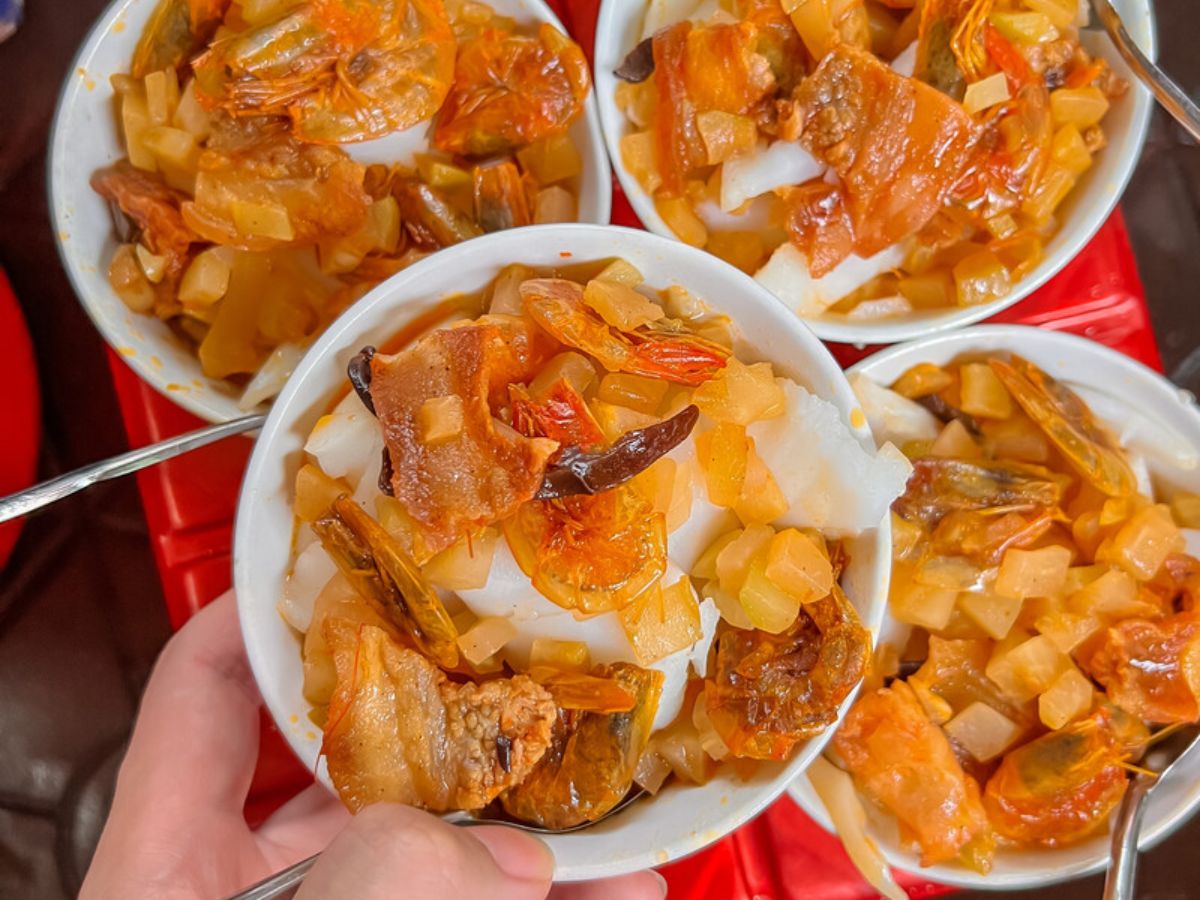 Bánh đúc tàu là món đặc sản thơm ngon. 