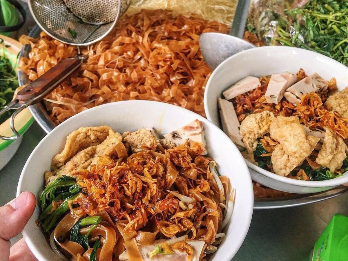 Bánh đa cua có hương vị đậm đà với nhiều topping hấp dẫn. 