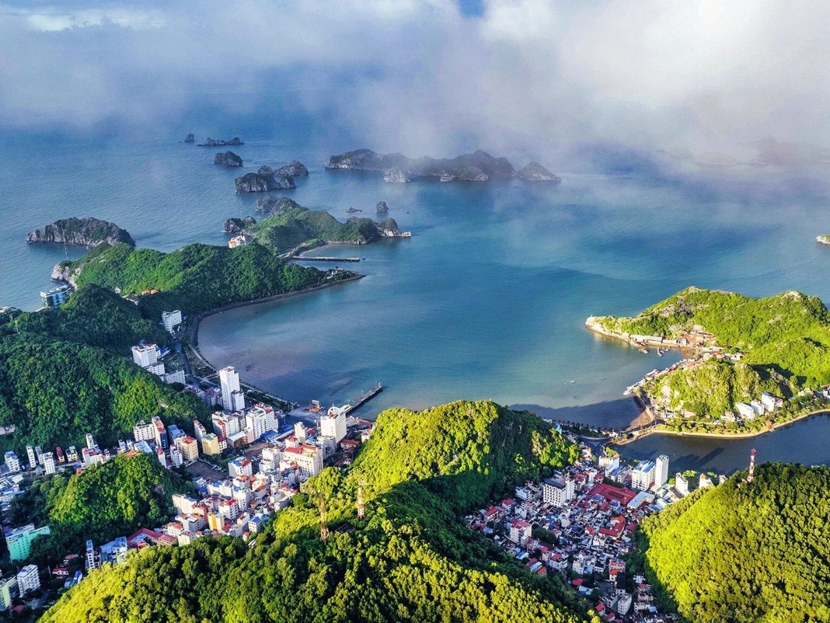 Biển Cát Bà Hải Phòng là điểm du lịch hấp dẫn. 