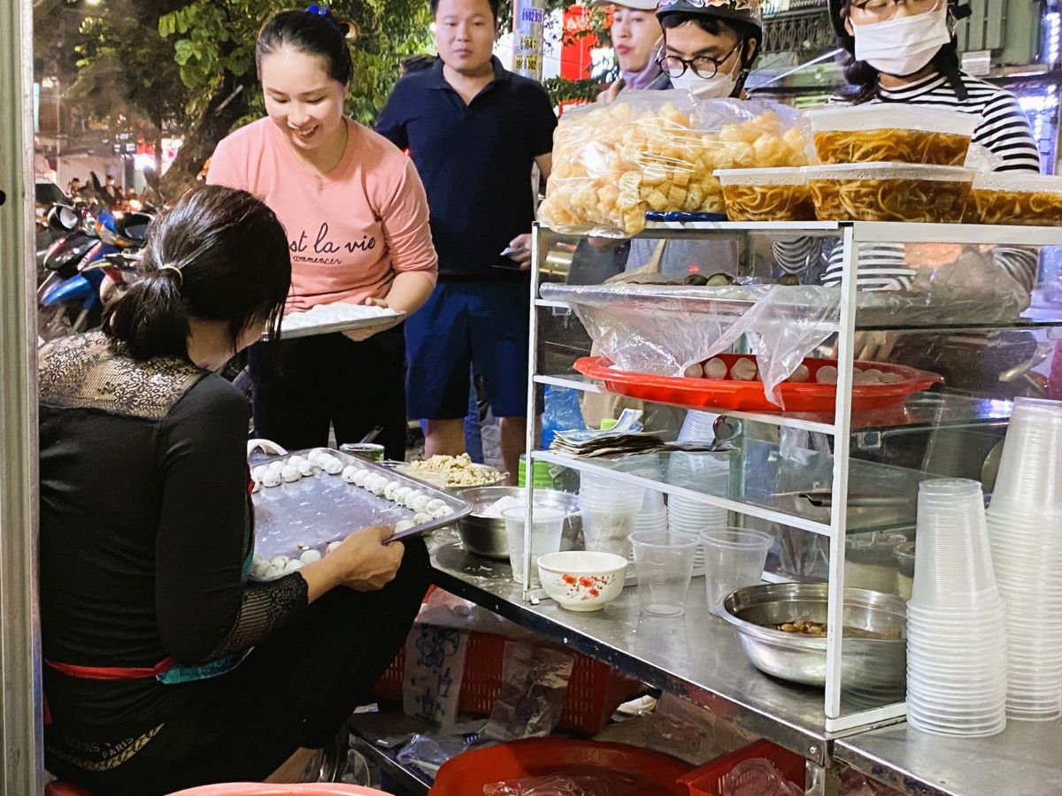 Quán sủi dìn Đông Dung được nhiều du khách yêu thích. 