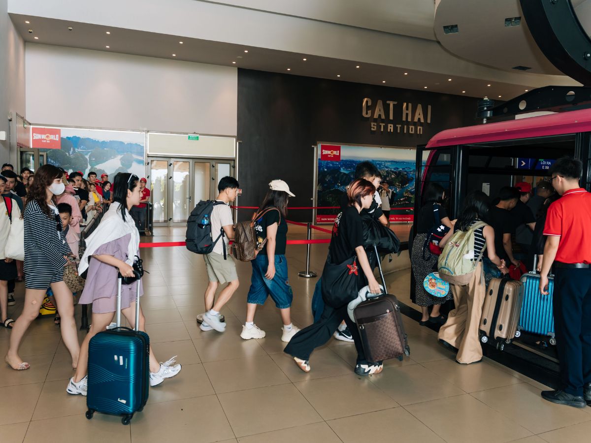 Di chuyển đến đảo Cát Bà bằng cáp treo Sun World. 