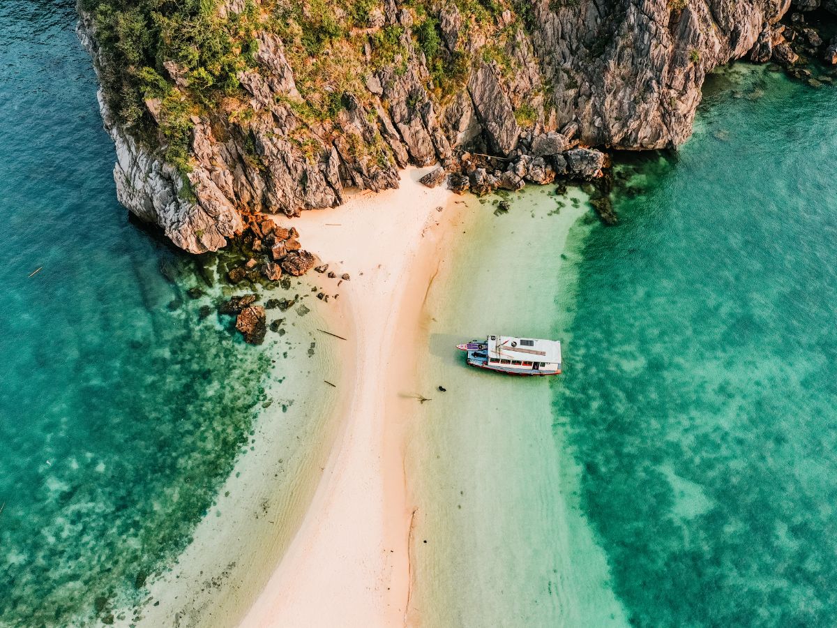 Dành thời gian tham quan và khám phá đảo Cát Bà.