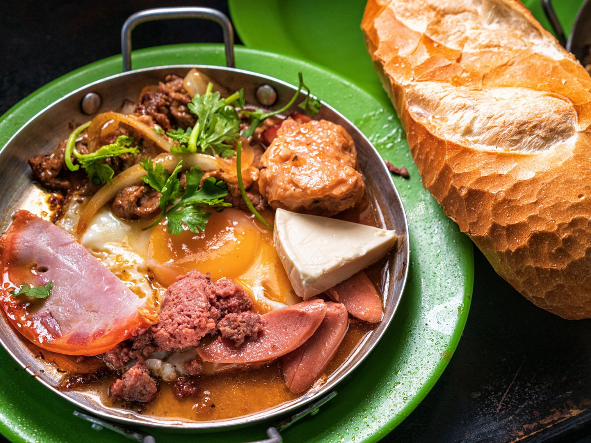 Bánh mì chảo sốt vang với hương vị đặc trưng