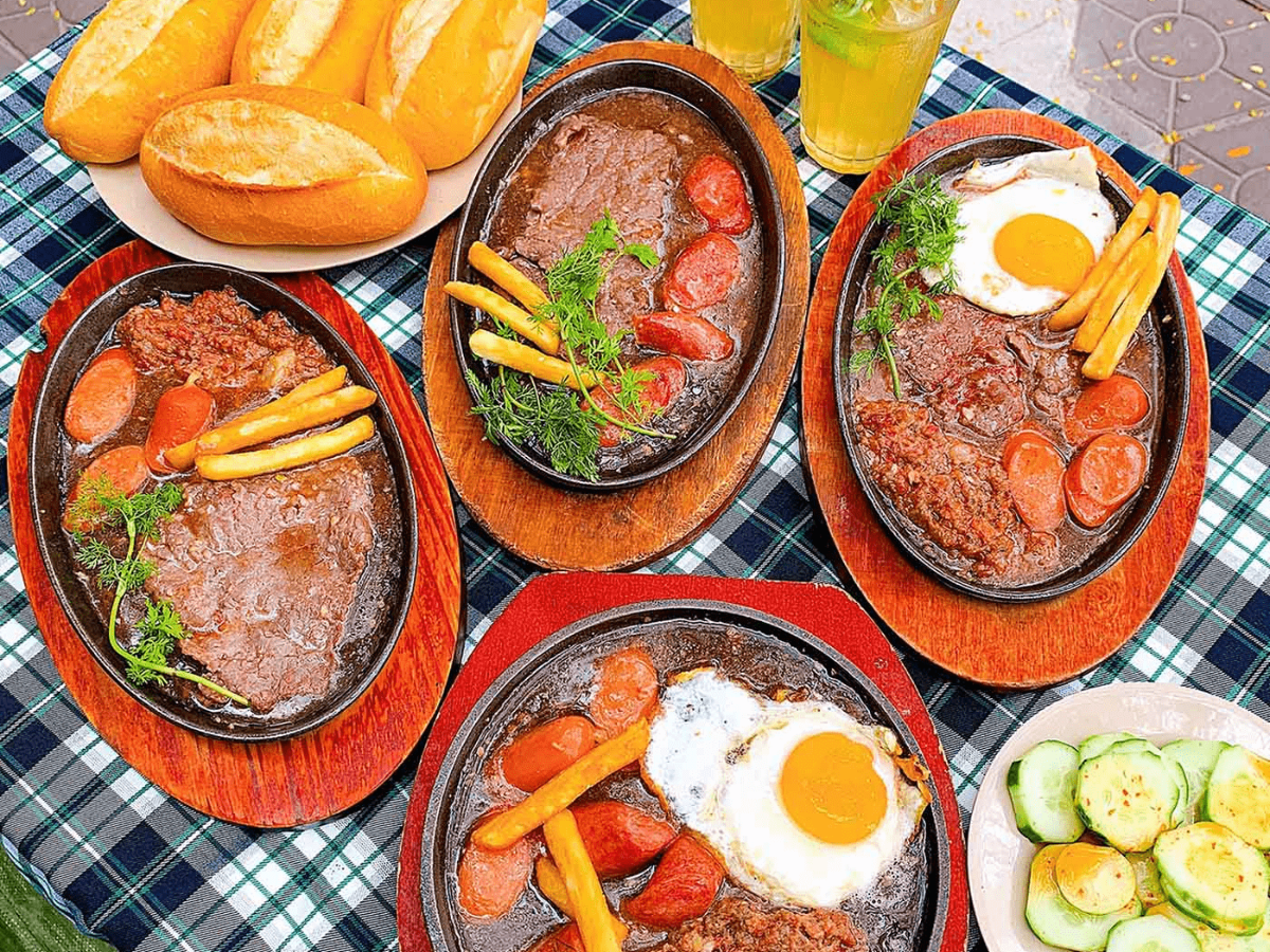 Bánh mì chảo được trình bày trên chảo gang để giữ hơi nóng