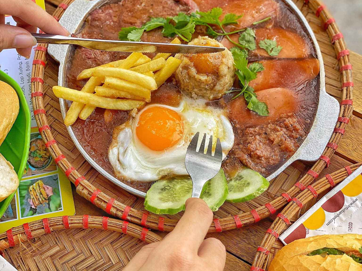 Bánh mì chảo ăn kèm dưa chuột để giảm vị ngậy.