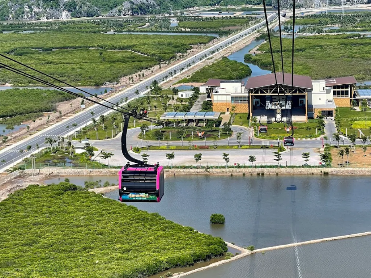 Toàn cảnh vịnh Lan Hạ nhìn từ cáp treo. 