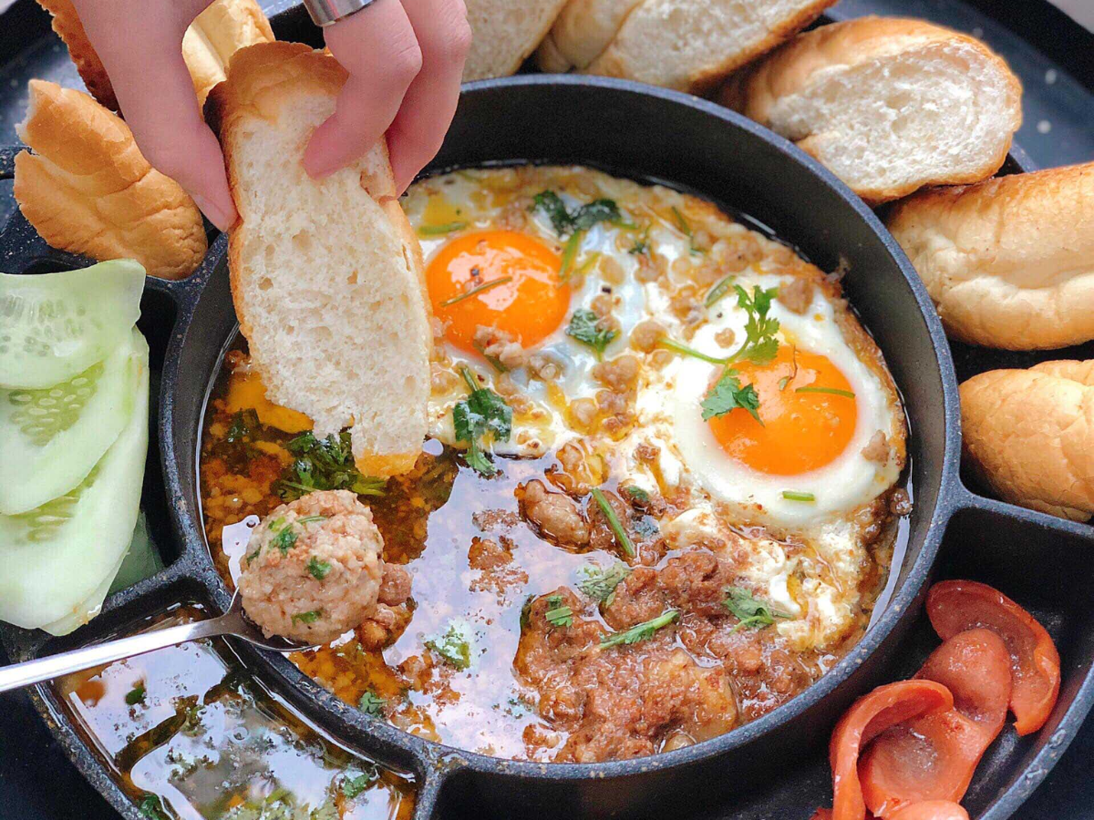 Bánh mì chảo đa dạng topping cho du khách lựa chọn thưởng thức. 