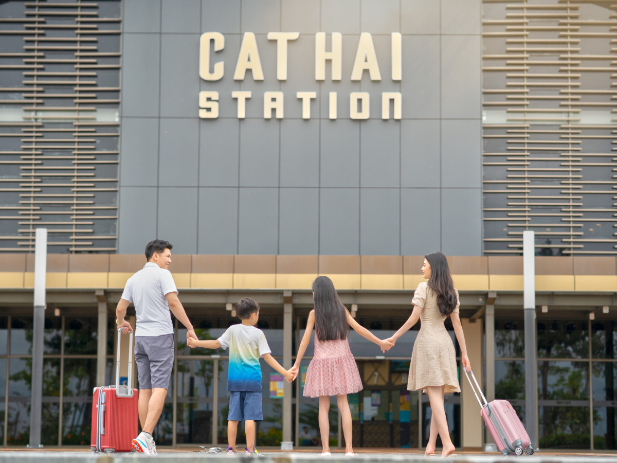 Du khách check-in tại ga Cát Hải. 