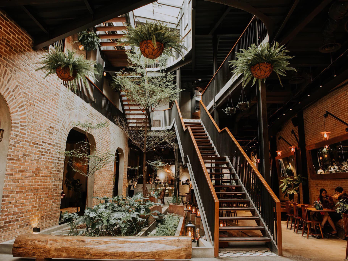 Không gian quán thiết kế tone nâu trầm ấm cúng