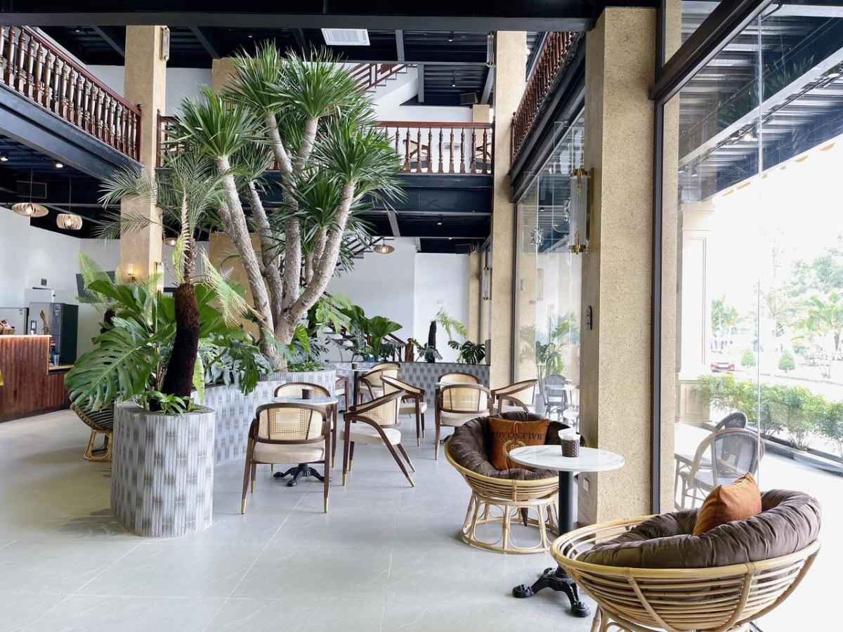 Không gian quán thiết kế kính trong suốt thoáng mát.