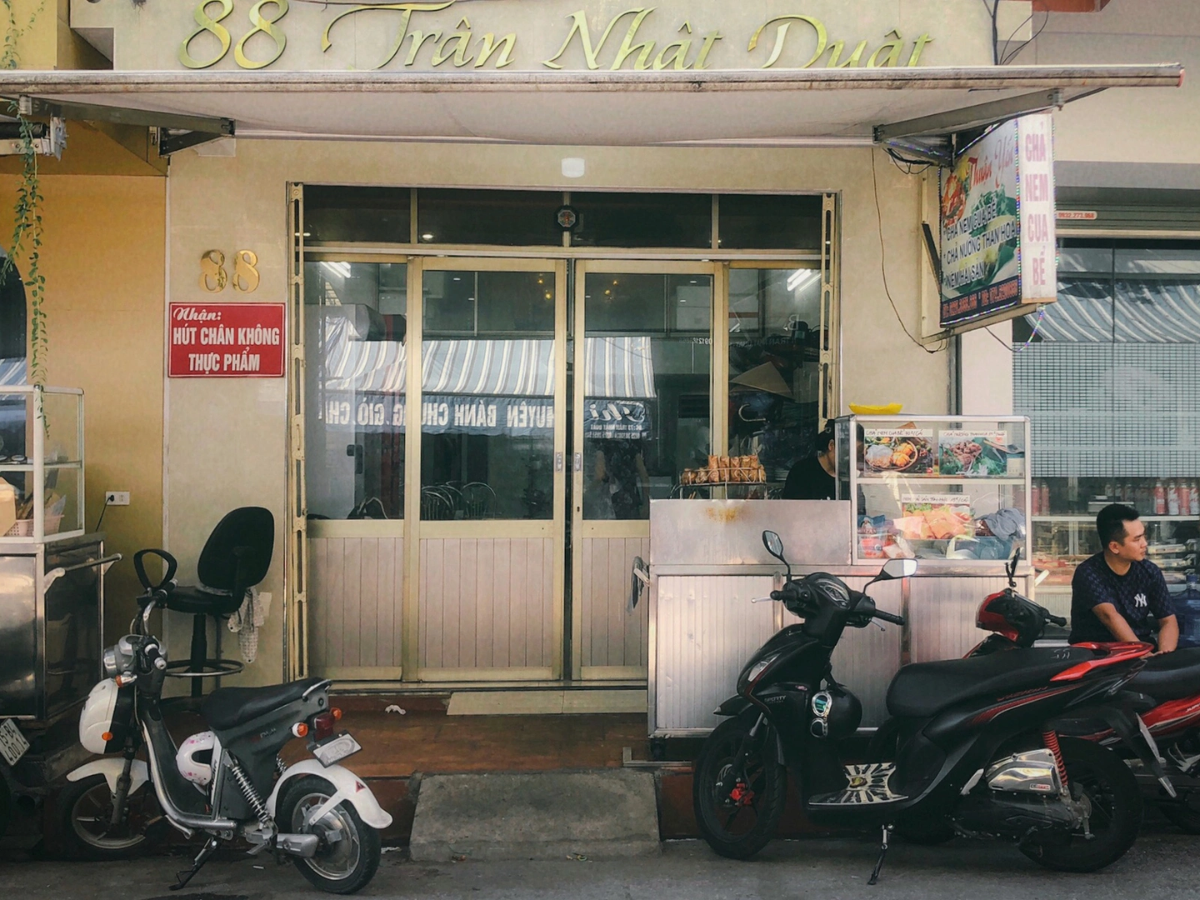 Quán nem cua bể Trần Nhật Duật nổi tiếng. 