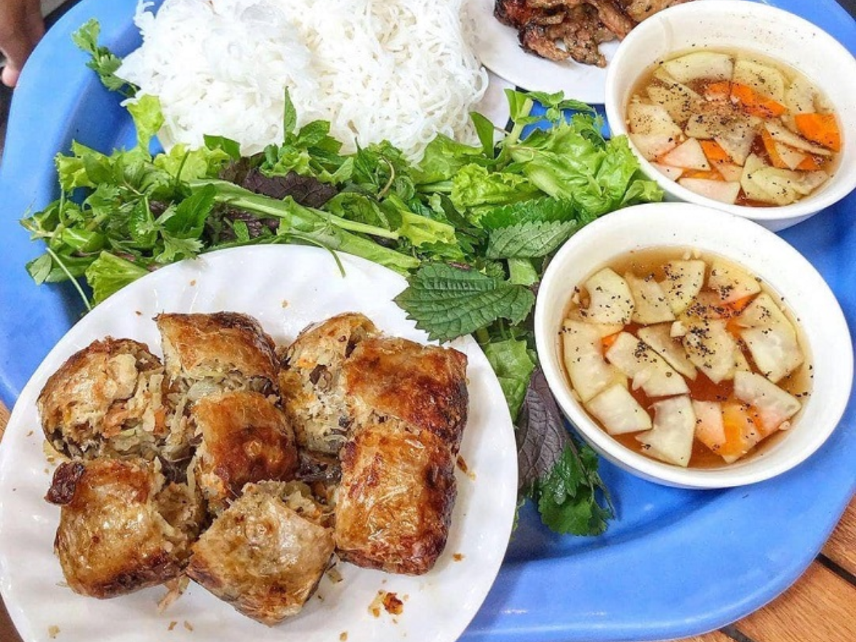 Nem cua bể ăn cùng rau và nước chấm chua ngọt đậm vị. 