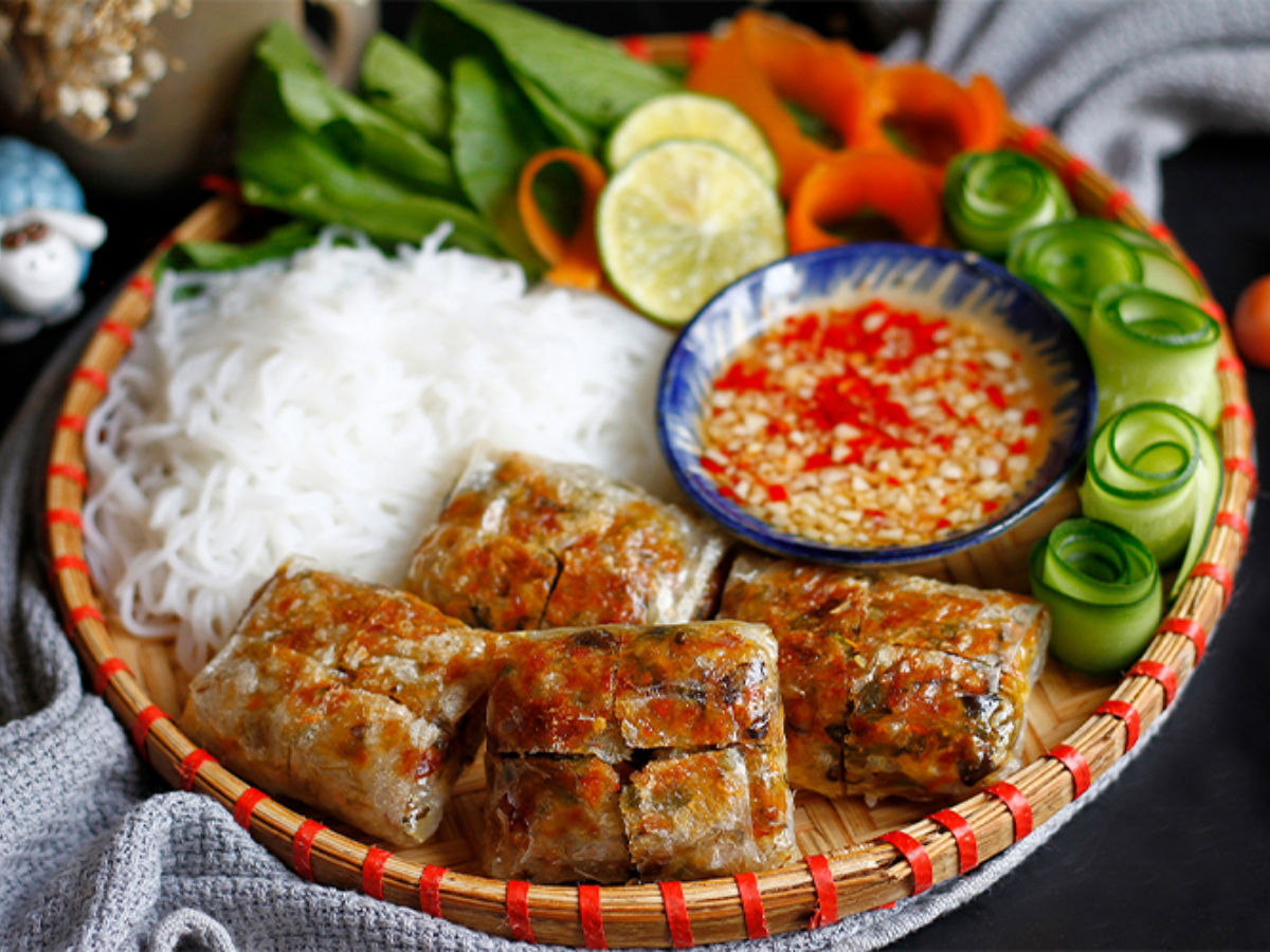 Nem cua bể gói vuông trở thành thương hiệu ẩm thực Hải Phòng.