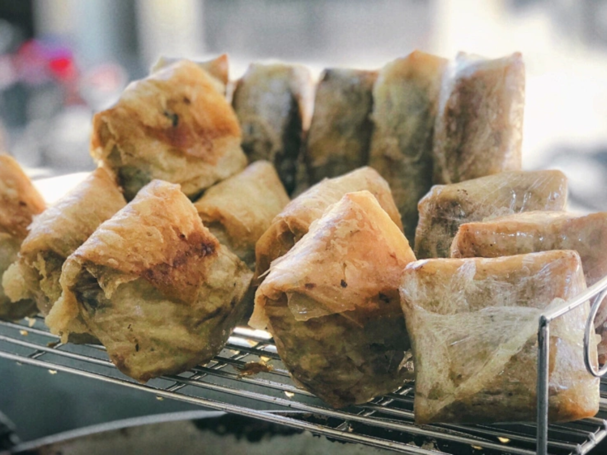 Nem cua bể ăn tại quán nóng hổi, giòn rụm.