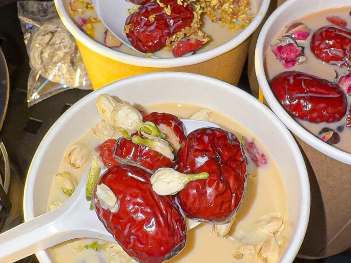 Trà sữa Vân Nam với topping đặc biệt. 