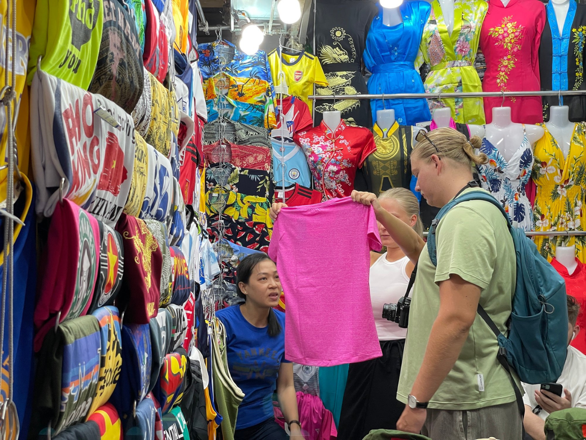 Khu mua sắm quần áo tại chợ Cát Bi.