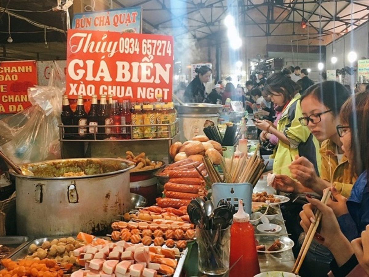 Khu ẩm thực chợ Cát Bi thu hút khách du lịch. 