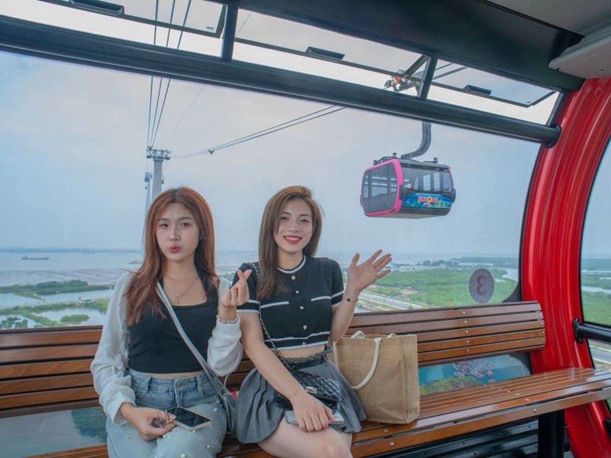 Du khách thích thú chụp hình trên cáp treo Sun World Cat Ba.