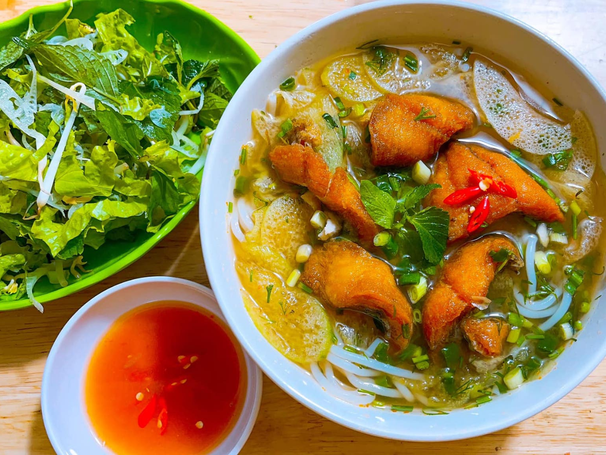 Bún cá cay đầy ụ topping nối tiếng Hải Phòng.