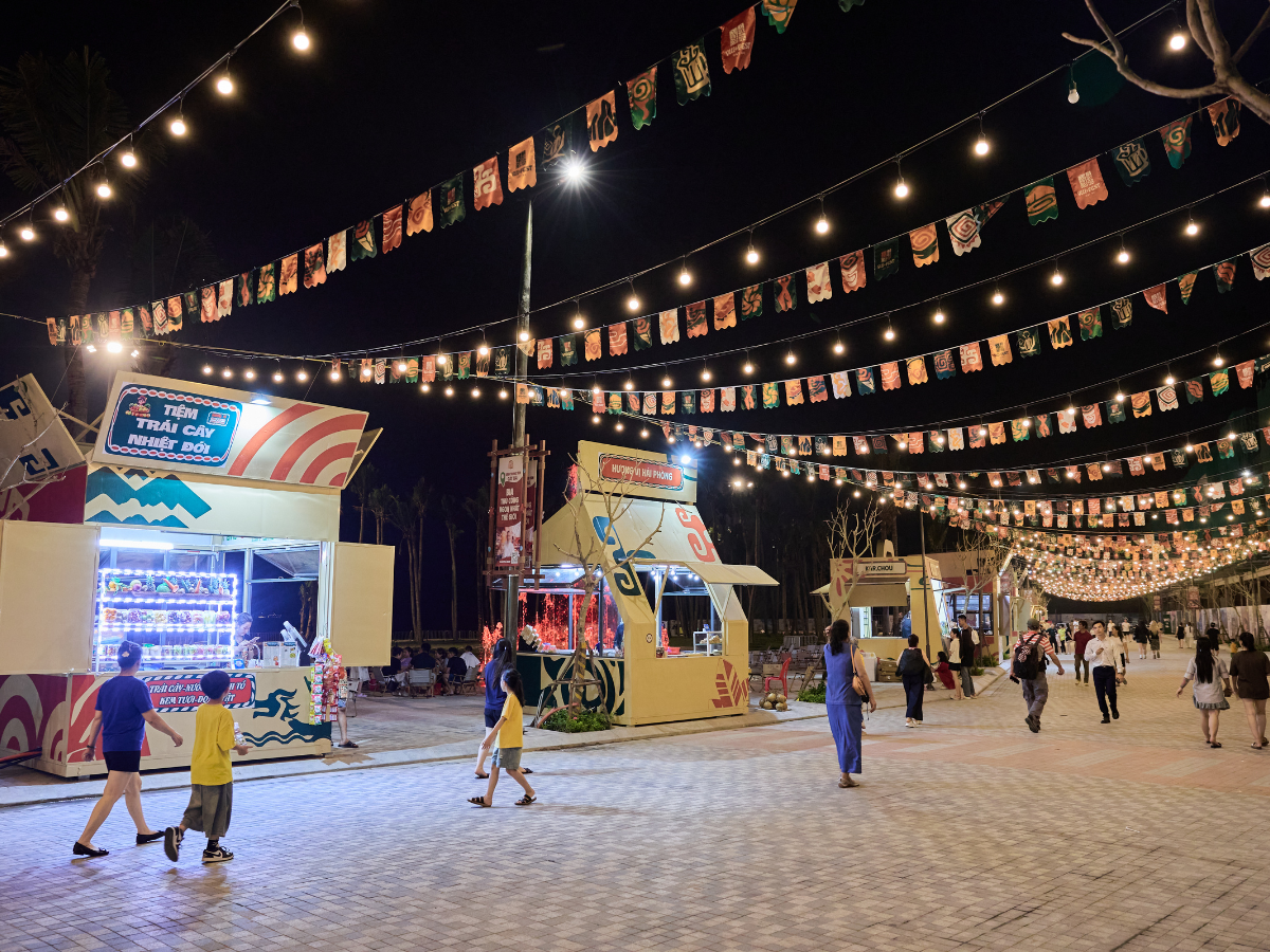 Du khách tham quan Chợ VUI-Fest.