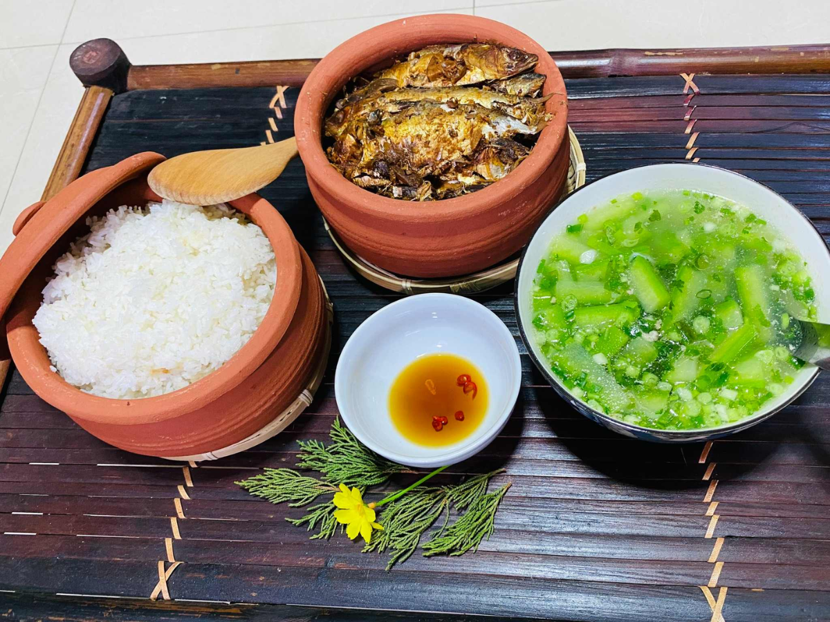 Cá mòi được ăn cùng cơm niêu nóng hổi hấp dẫn