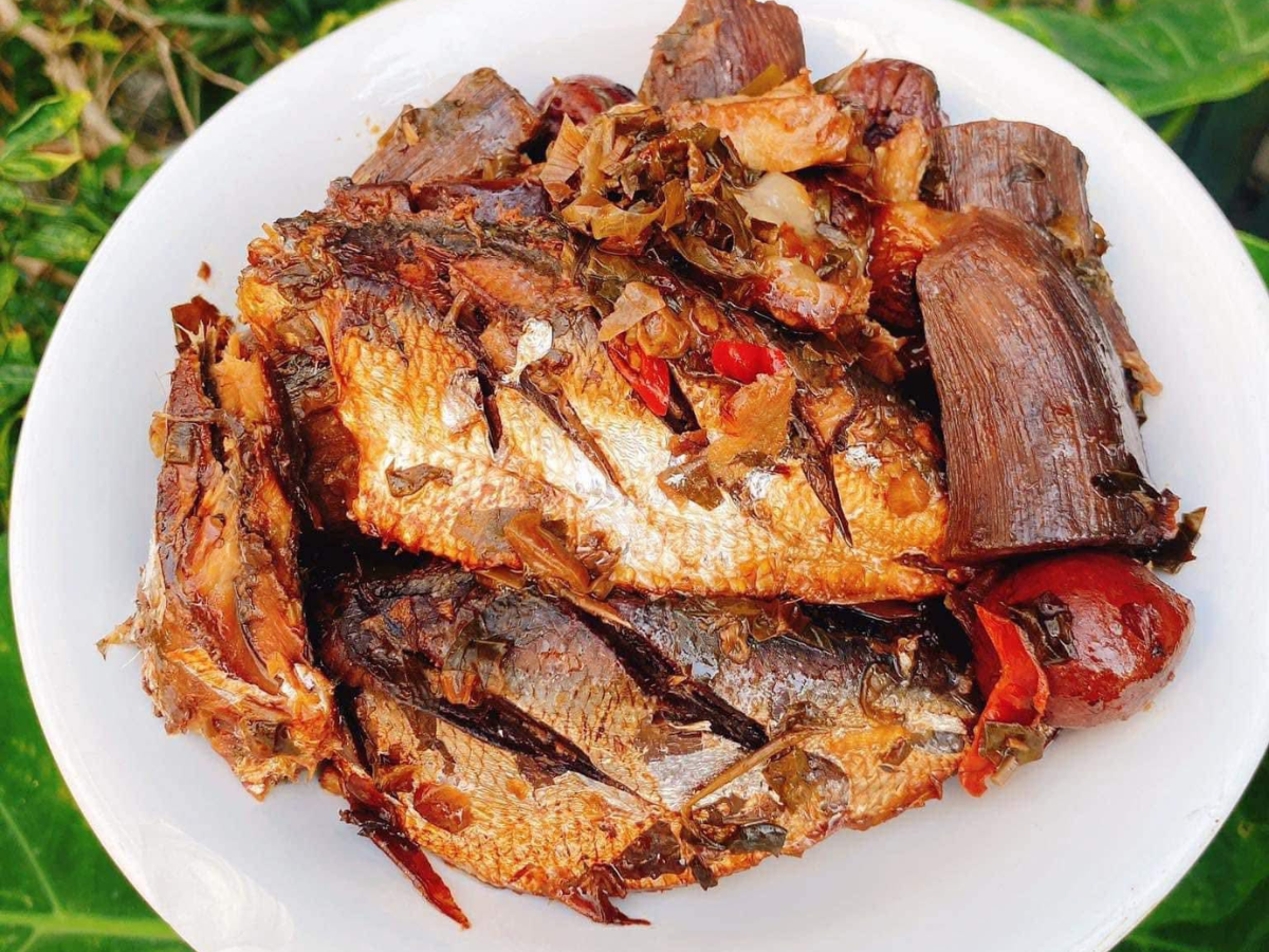Cá mòi kho đạt chuẩn có màu nâu sẫm hấp dẫn