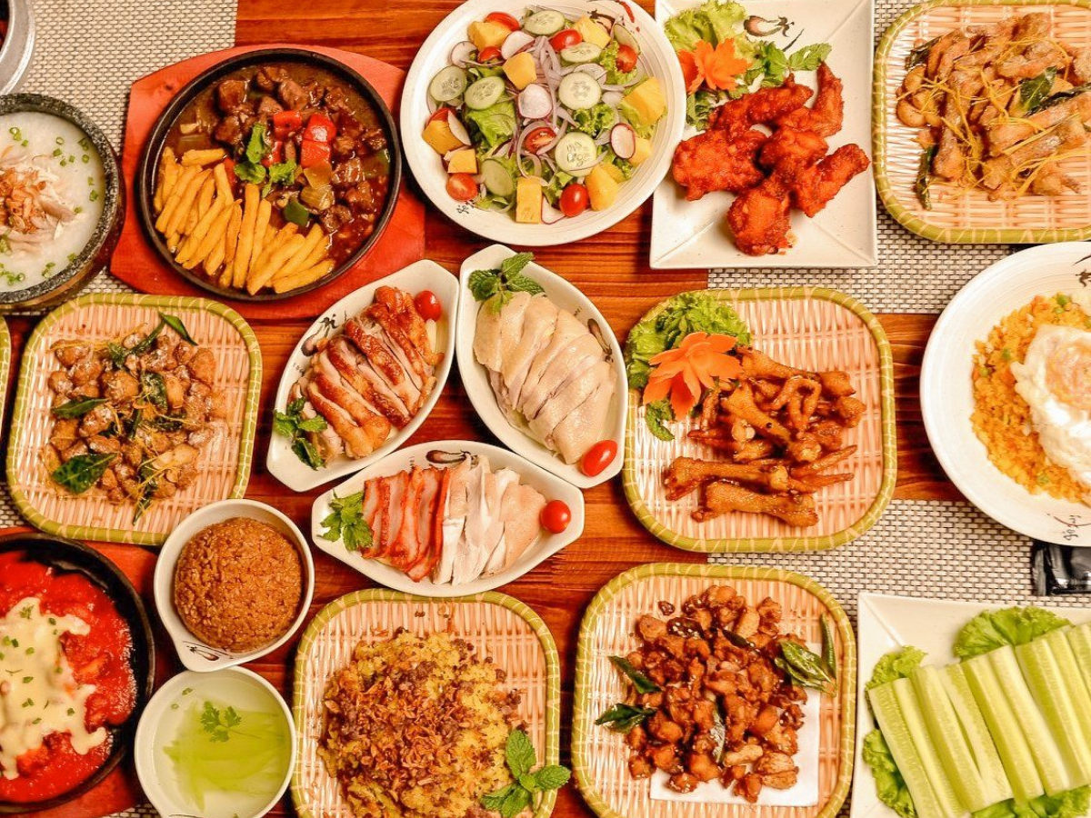 Các món ăn hấp dẫn tại Sing Chicken.