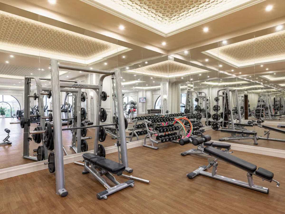 Khu tập tạ trang bị đầy đủ dụng cụ.