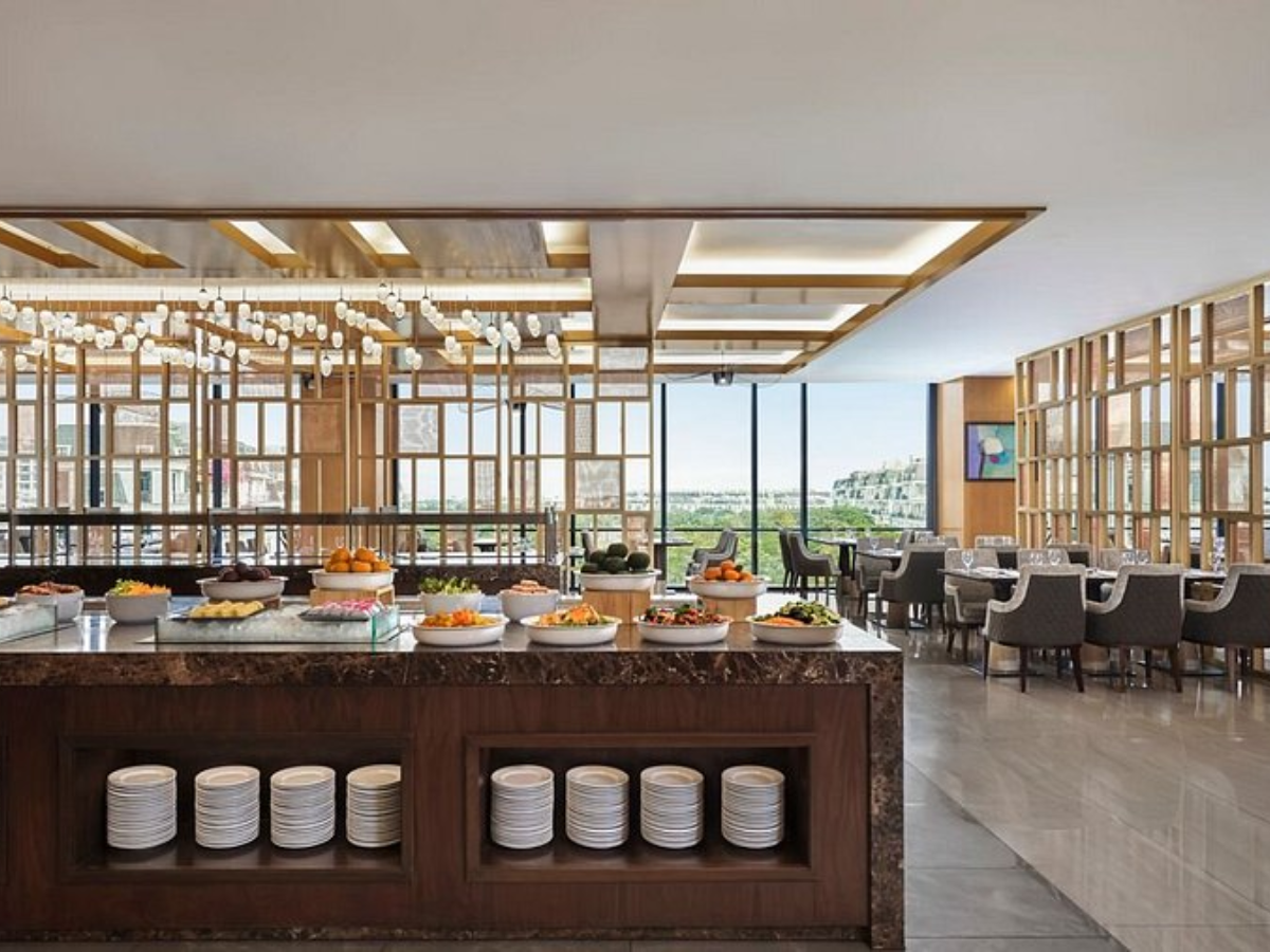 Khu vực nhà hàng rộng rãi tại Sheraton Hải Phòng.