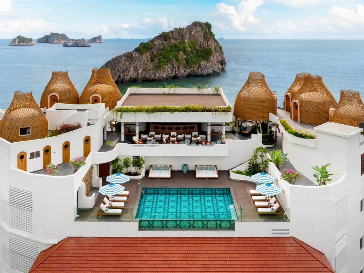 Hồ bơi nằm trên tầng thượng với view đẹp.