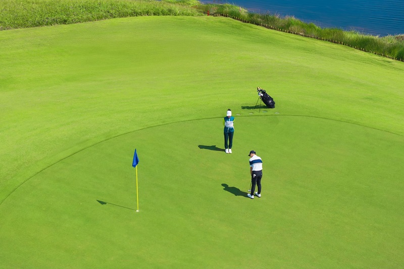 Bạn nên lựa chọn trang phục lịch sự và phù hợp khi đến chơi golf. 