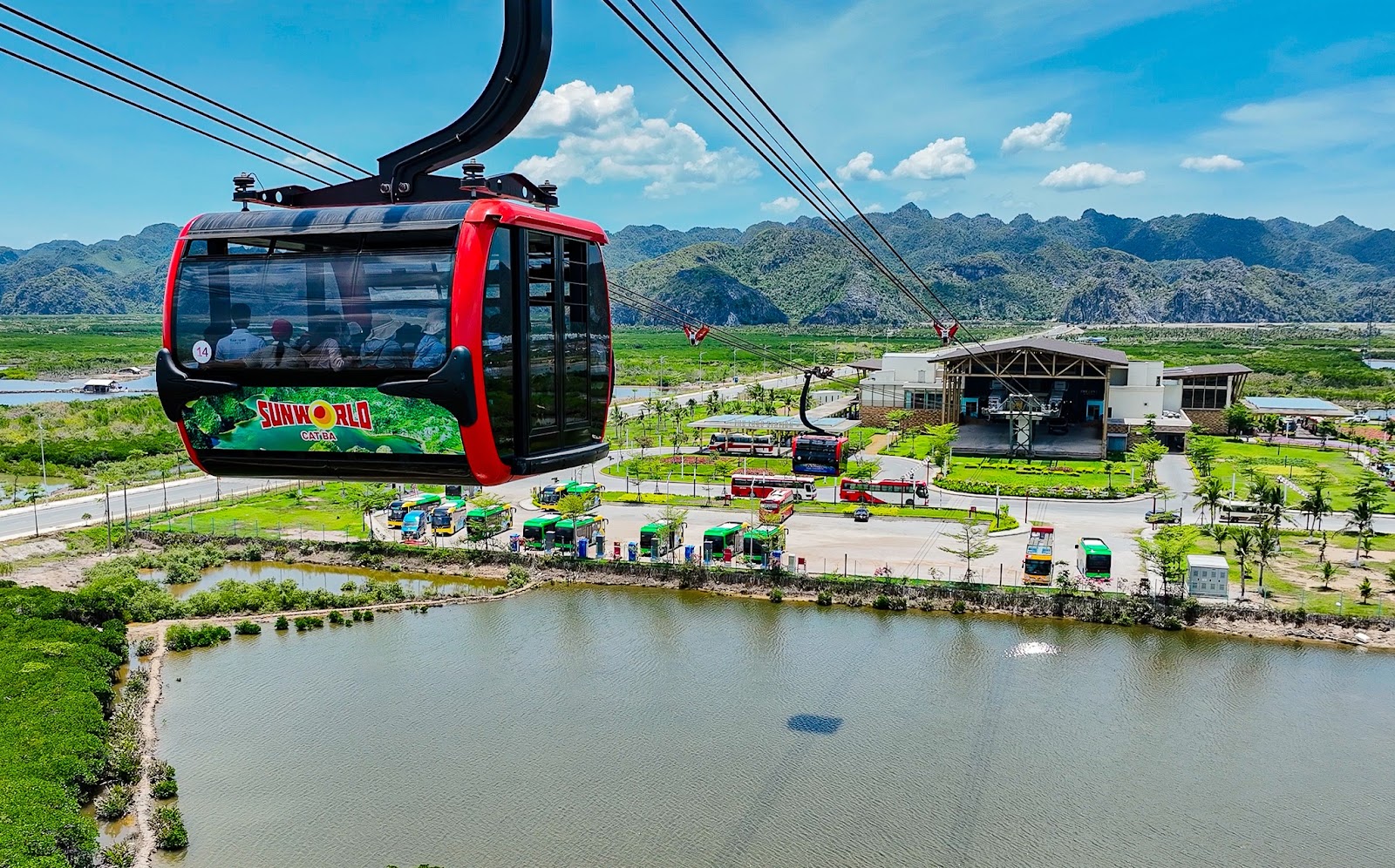 Tuyến cáp treo 3 dây vượt biển hiện đại đưa du khách đến đảo Cát Bà.