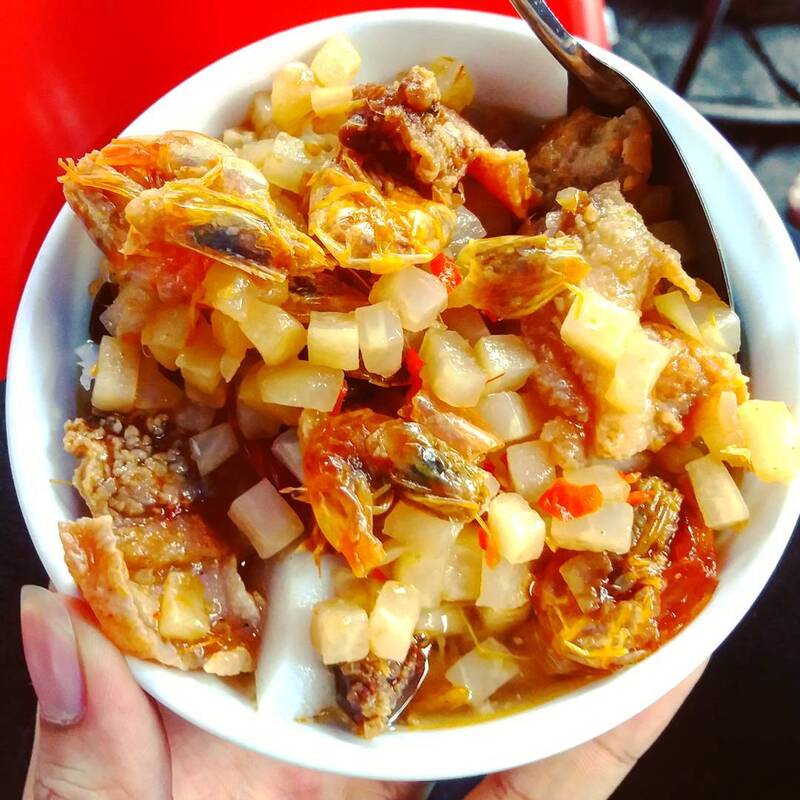 Thưởng thức bát bánh đúc đậm đà sau khi dạo phố trải nghiệm rất thú vị.