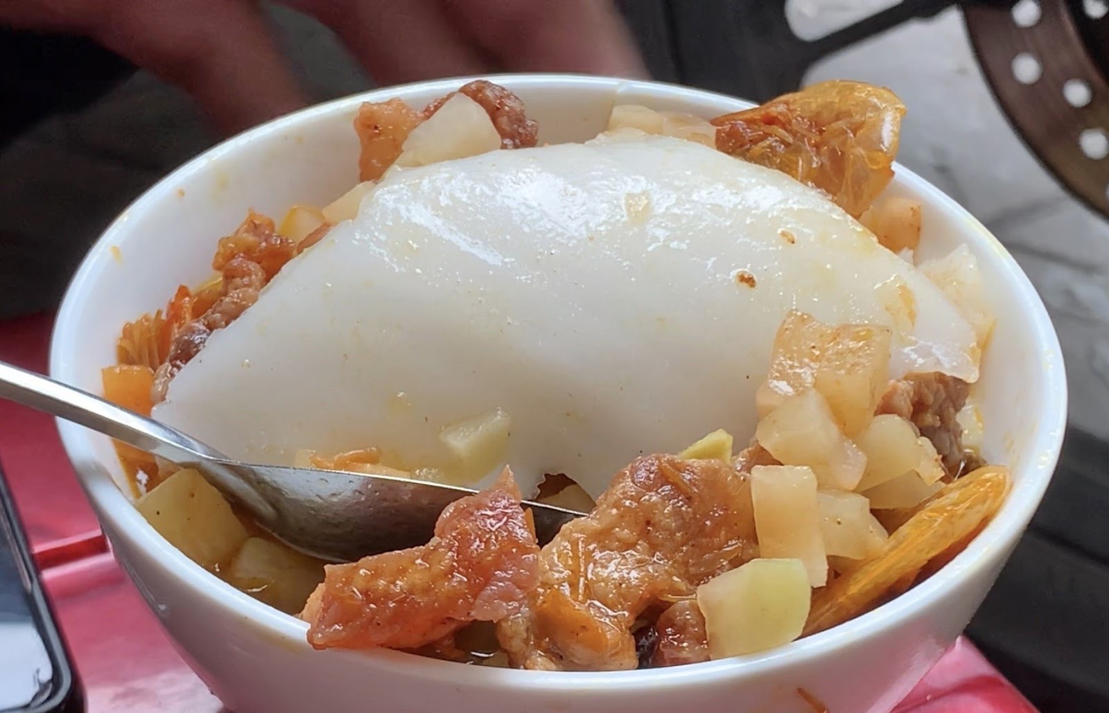 Bánh đúc tàu ăn kèm với đu đủ giòn cắt nhỏ và tôm khô đậm đà