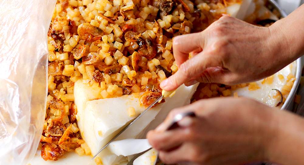 Du khách nên mua bánh tại các cơ sở uy tín, lâu đời để đảm bảo chất lượng bánh. 