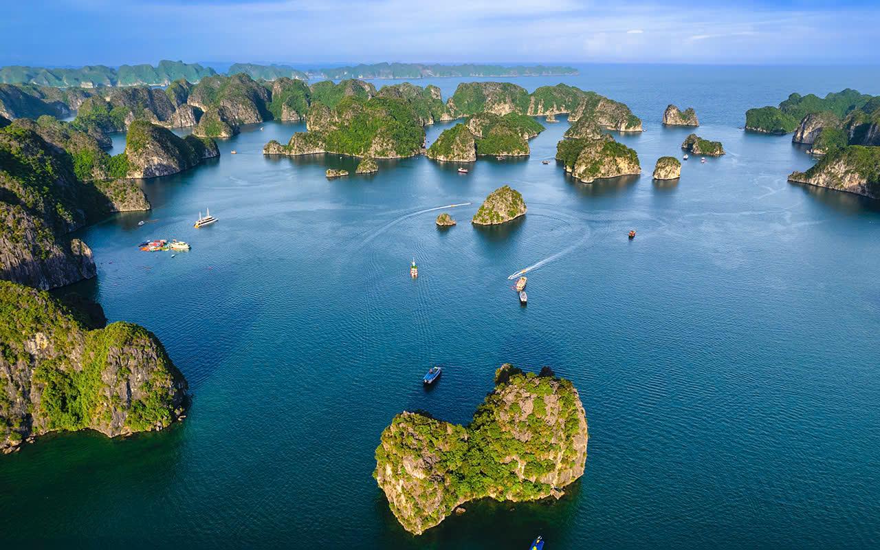 Đảo Cát Bà và vịnh Lan Hạ đẹp như một bức tranh thủy mặc. 