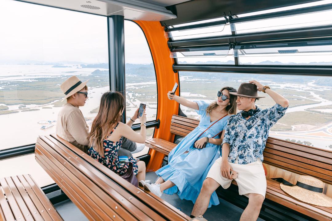 Du khách có thể chiêm ngưỡng khung cảnh biển đảo hùng vĩ từ cabin cáp treo.