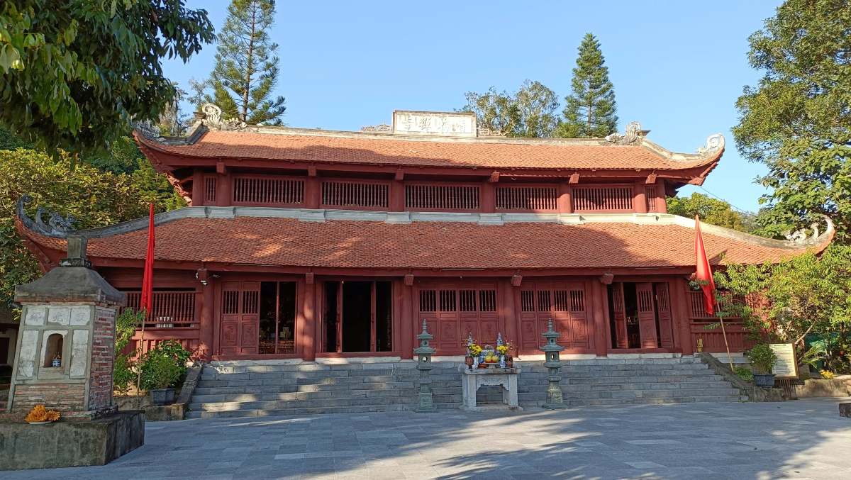 Chùa Thanh Mai uy nghiêm tọa lạc trên đỉnh núi Phật Tích Sơn.