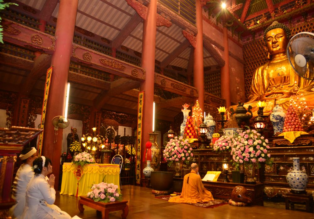 Du khách nên mặc lịch sự và ứng xử đúng mực khi tham quan chính điện của chùa.