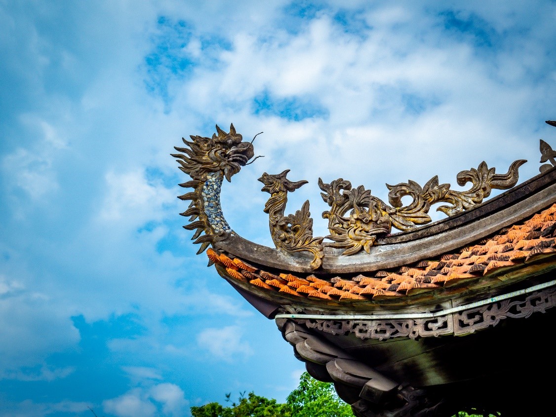 Mái chùa được thiết kế độc đáo và chạm khắc nhiều chi tiết rồng, phượng.