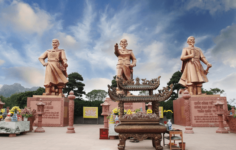 Tượng thờ 3 vị anh hùng Ngô Quyền, Lê Đại Hành và Trần Hưng Đạo đã có công lớn trong bảo vệ đất nước.