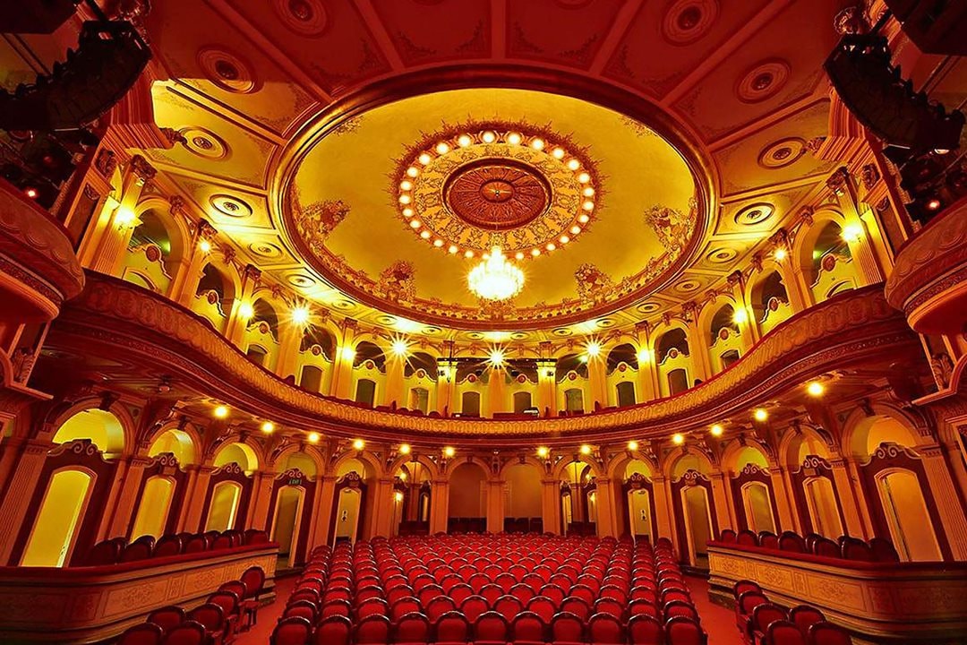 Không gian mái vòm đặc trưng của kiến trúc Pháp tại Nhà hát lớn Hải Phòng.