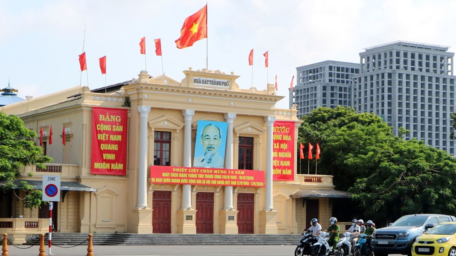 Nhà hát lớn Hải Phòng là biểu tượng của thành phố cảng.